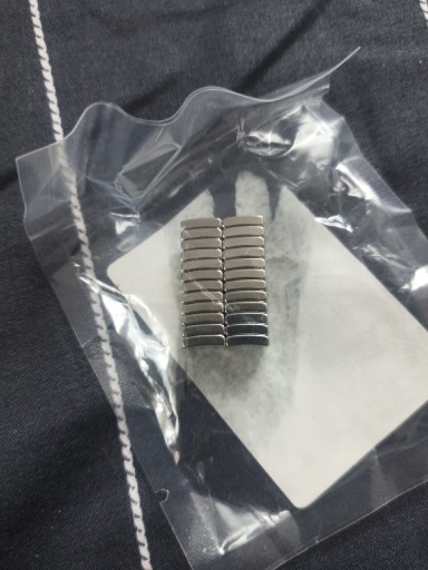 Zdjęcie oferty: Magnesy neodymowe wygięte 8x8mm 24 sztuki