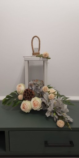 Zdjęcie oferty: Stroik,wiązanka, kompozycja kwiatowa w lampionie 