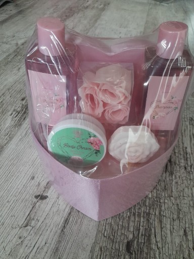 Zdjęcie oferty: AURORA zestaw prezentowy różowe serce kosmetyki