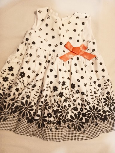 Zdjęcie oferty: Sukienka biała w czarne kwiatki na 1-1.5 roku