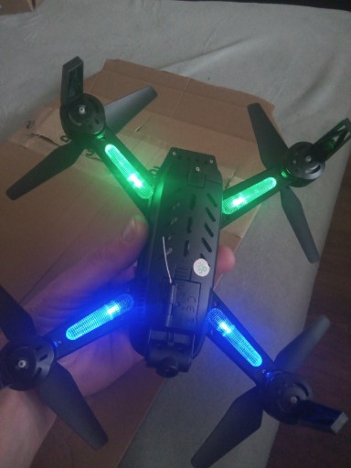 Zdjęcie oferty: Dron quadcopter używany 2 baterie.