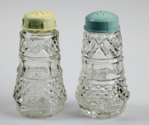 Zdjęcie oferty: szklana solniczka i pieprzniczka stare szkło