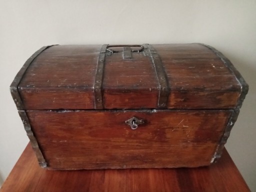 Zdjęcie oferty: Stary kufer kuferek podróżny skrzynia drewniana 