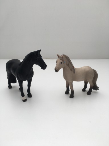 Zdjęcie oferty: Figurki koni Schleich 2 szt.