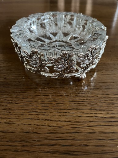 Zdjęcie oferty: Popielnica metalowo szklana w kolorze srebrnym