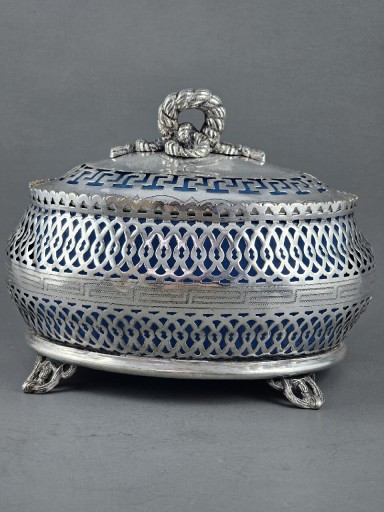 Zdjęcie oferty: Cukiernica skrzynkowa połowa XIX wieku plater z wkladem szklanym