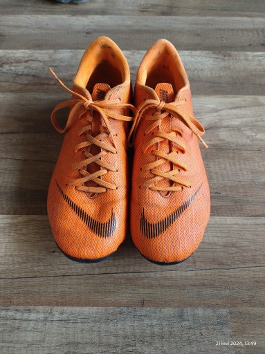 Zdjęcie oferty: Korki do piłki nożnej marki Nike r. 38,5 / środki na walkę chłopca z rakiem