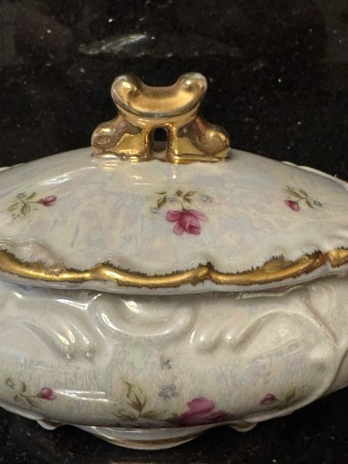 Zdjęcie oferty: Porcelanowa bombonierka 