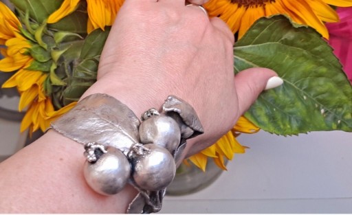 Zdjęcie oferty: Bronzoletka artystyczna z jabłuszkami 