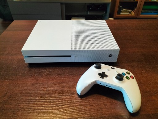 Zdjęcie oferty: Xbox One S biały 1T plus pad i 4 gry