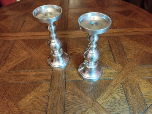 Zdjęcie oferty: 2 pojedyńcze świeczniki metalowe