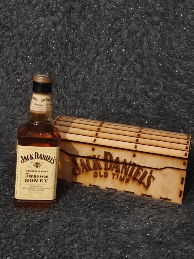Zdjęcie oferty: Osiemnastka urodziny prezent skrzynka na whisky