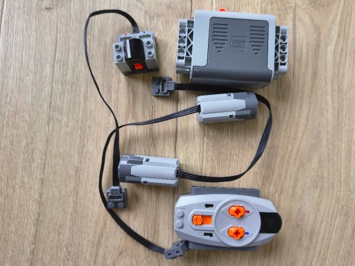 Zdjęcie oferty: LEGO Technic Power Functions - 2 silnikiM, pilot/odbiornik IR, pojemnik bat