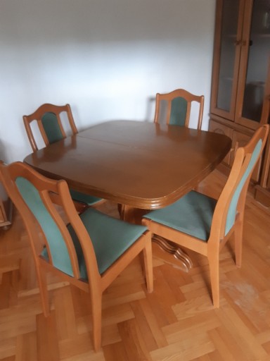 Zdjęcie oferty: Na sprzedaż - Drewniany stół i 4 krzesla