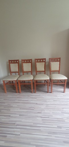 Zdjęcie oferty: Komplet czterech drewnianych krzeseł 