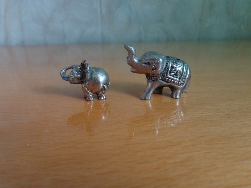 Zdjęcie oferty: Słonie, słoniki - 2 szt, małe metalowe.