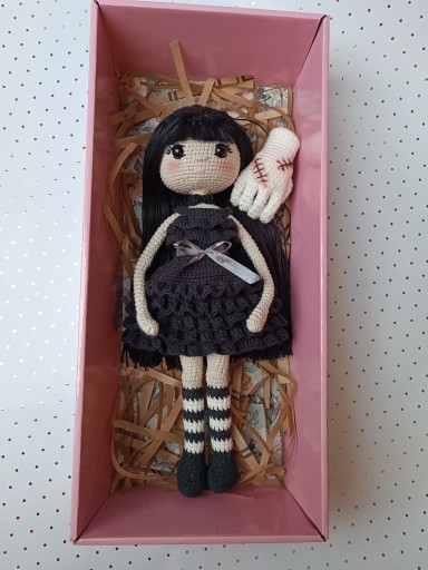 Zdjęcie oferty: Ręcznie robiona lalka Wednesday i ręka)