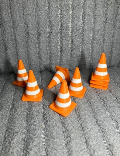 Zdjęcie oferty: Pachołki drogowe zestaw 8szt