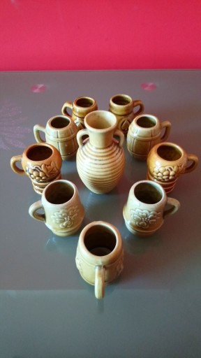 Zdjęcie oferty: 9 mini-kufli i wazonik, ceramiczne. 