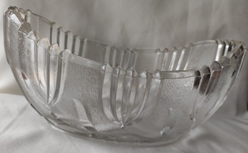 Zdjęcie oferty: Misa na owoce szkło rzeźbione czasu PRL wys. 10 cm długość 23 cm na 14 cm