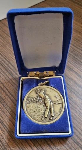 Zdjęcie oferty: Stary medal w golfa nagroda w pudełku golf