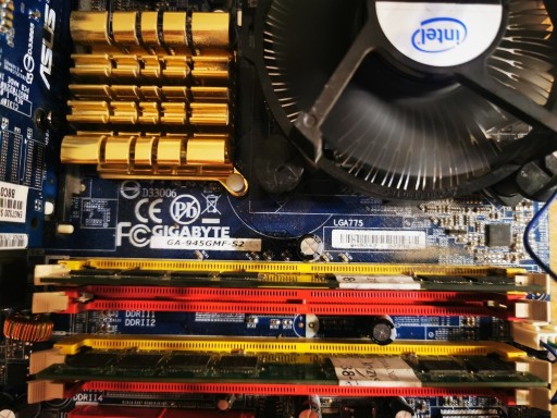 Zdjęcie oferty: Gigabyte GA-945GMF-S2 + Pentium 4 3.0 GHz + 2GB DDR2 + chłodzenie