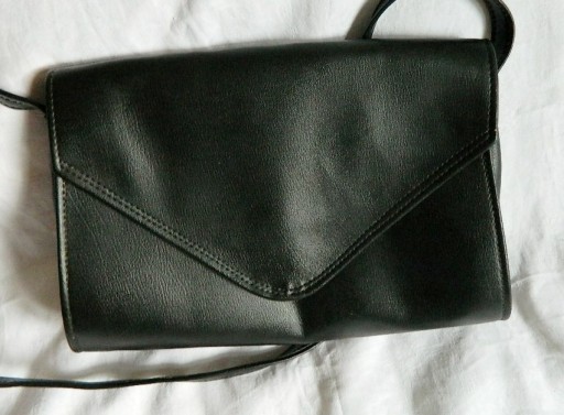 Zdjęcie oferty: Czarna torebka na długim pasku, klasyczna