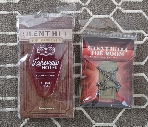 Zdjęcie oferty: Silent Hill 2 / 4 The Room - przypinka / brelok