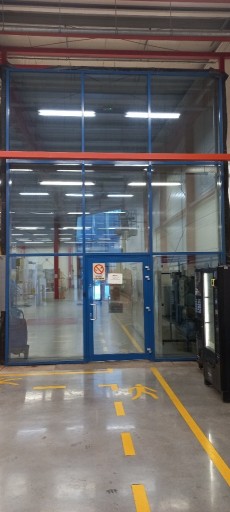 Zdjęcie oferty: Witryna Aluminiowa z drzwiami 4500x6000mm RAL50100