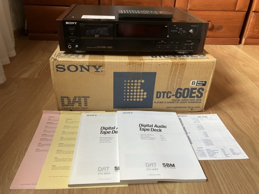 Zdjęcie oferty: Magnetofon DAT Sony DTC-60ES, komplet dla kolekcjonera, jak nowy!
