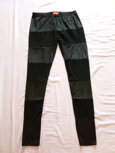 Zdjęcie oferty: Czarne legginsy ala skóra wstawki 38 M na szczupłą