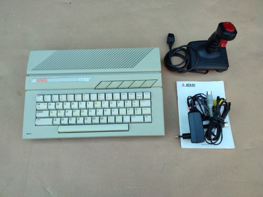 Zdjęcie oferty: Komputer Atari 65XE joystick zasilacz