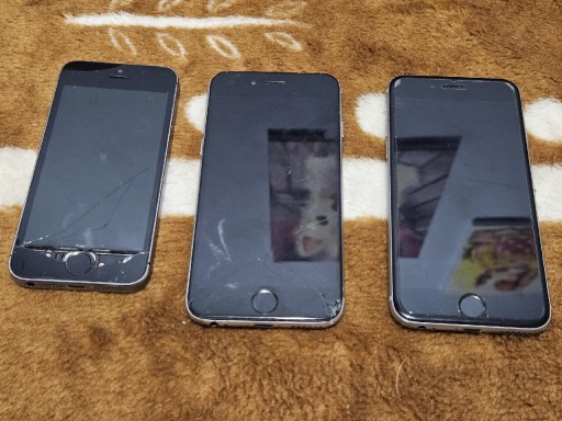 Zdjęcie oferty: Zestaw 3 telefonów Apple iPhone – uszkodzone / nie sprawdzone