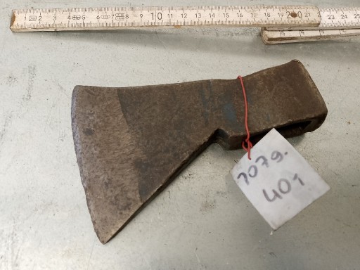 Zdjęcie oferty: Stara  siekiera 707g. 