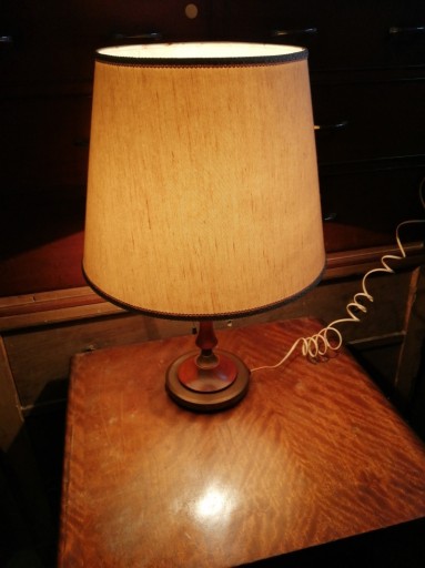 Zdjęcie oferty: Lampa stołowa mosiądź i drewno, vintage abażur