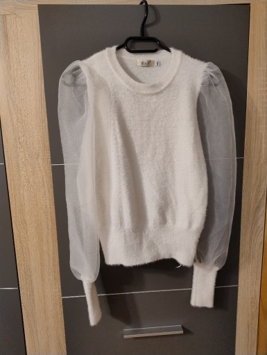 Zdjęcie oferty: Biały sweterek z bufiastymi rękawami, wiskoza