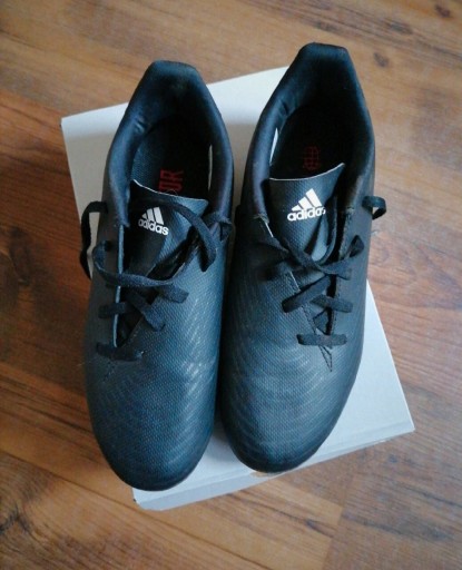 Zdjęcie oferty: Buty piłkarskie korki  Adidas Predator rozm. 38