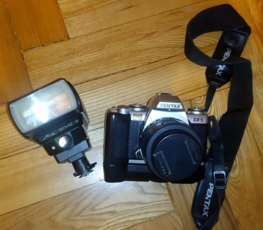 Zdjęcie oferty: Aparat Pentax ZX-5 z lampą błyskową