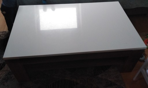 Zdjęcie oferty: Biały stolik z połyskiem 