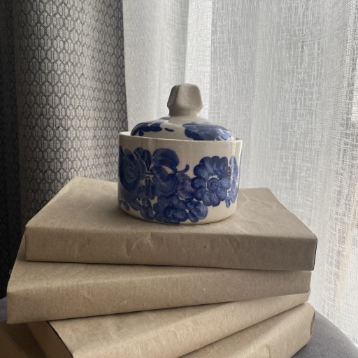 Zdjęcie oferty: biała niebieska granatowa ceramiczna cukierniczka 