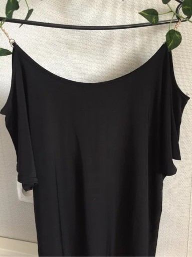 Zdjęcie oferty: Atmosphere. Rozmiar M. czarna bluzka z łańcuszkiem na ramionach. 