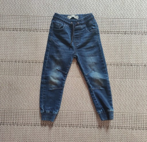 Zdjęcie oferty: Jeansy dla chłopca ze ściągaczami r. 104