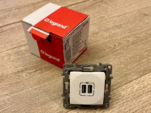 Zdjęcie oferty: Gniazdo Legrand Niloe 2xUSB białe 764594