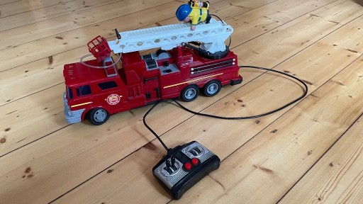 Zdjęcie oferty: Pojazd strażacki, sterowany, na baterię. 