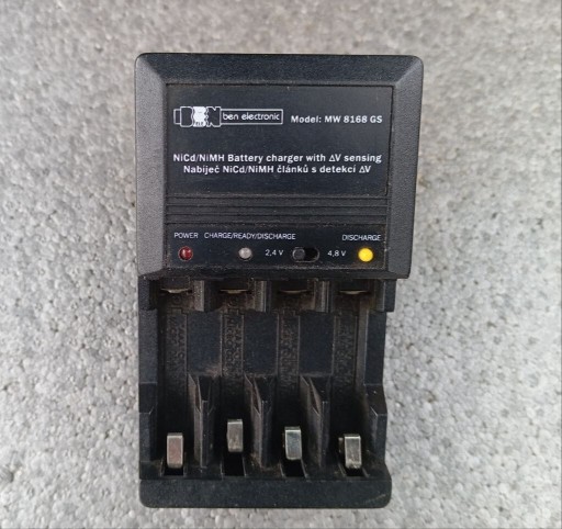 Zdjęcie oferty: Ładowarka do akumulatorków AA i AAA