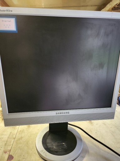 Zdjęcie oferty: Monitor LCD  19''  913TM 