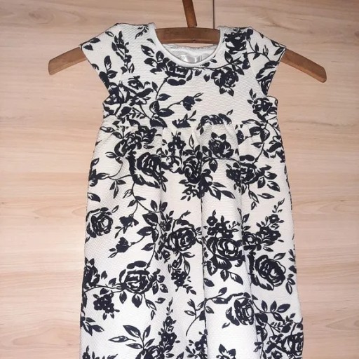 Zdjęcie oferty: r. 86 baby M&Co Biała sukienka w czarne kwiaty