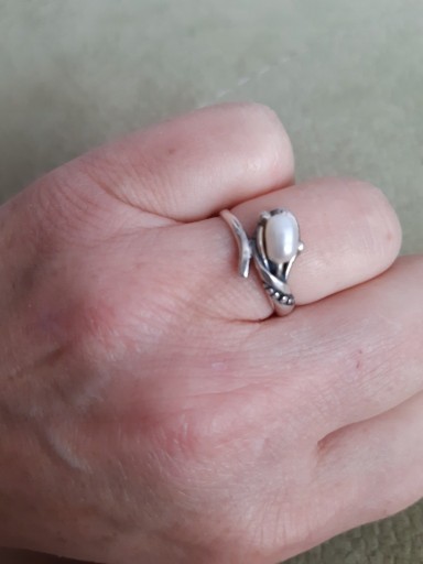 Zdjęcie oferty: pierścionek z perłą srebro 925 wielkość 14