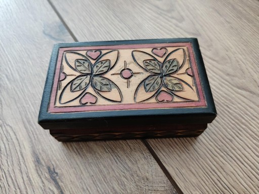 Zdjęcie oferty: Drewniana rzeźbiona szkatułka pudełeczko