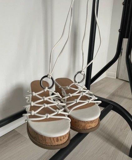 Zdjęcie oferty: Białe sandały na platformie, wiązane ASOS